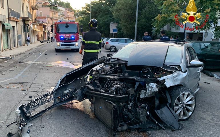 Nuoro, terribile scontro tra auto in centro. Una si schianta su un negozio