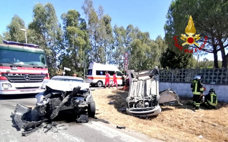 Sardegna, scontro tra due auto. Uno degli occupanti incastrato tra le lamiere