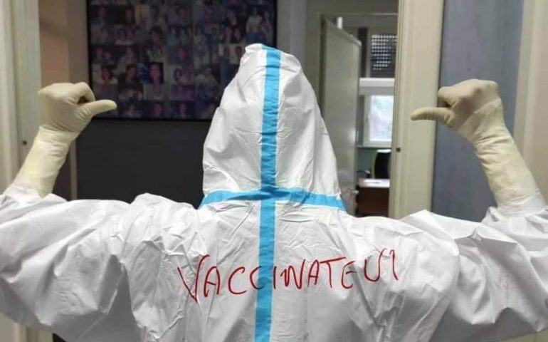 Sardegna, l’appello di un’infermiera scritto sulla tuta da lavoro: “Vaccinatevi”