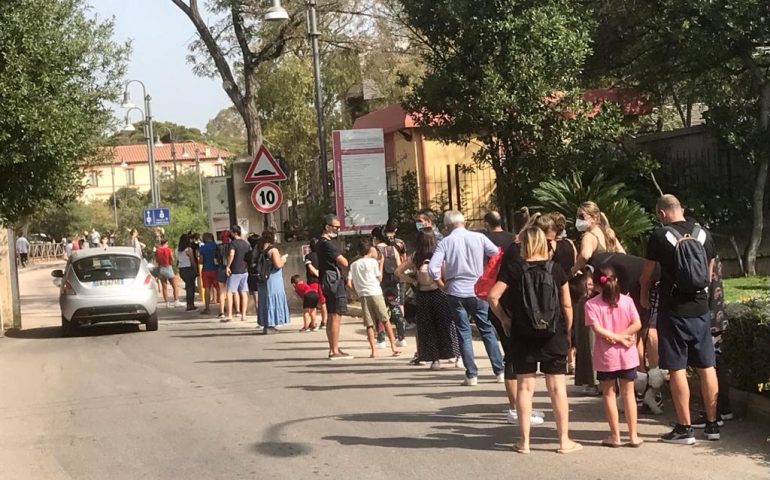Sardegna, lunga fila per ore sotto il sole per i tamponi Covid: la rabbia dei cittadini