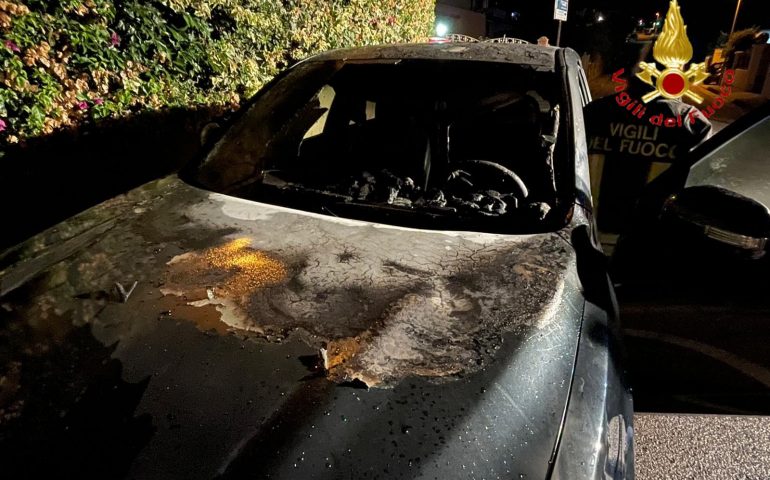 Porto Frailis, tre auto date alle fiamme nella notte: si indaga sull’accaduto