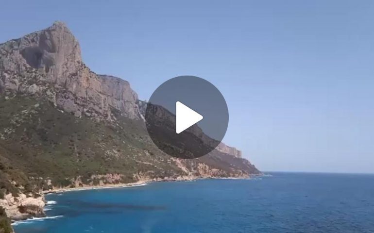 (VIDEO) Ogliastra, nel profondo blu di Pedra Longa (Baunei)