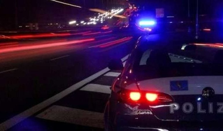 Tragedia nella notte: furgoncino contro auto, muore un uomo di 42 anni. 24enne indagato