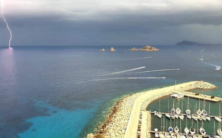 La fotonotizia. Ogliastra, affacciati sul mare: scrutando l’arrivo del maltempo con fulmini e nubi cupe