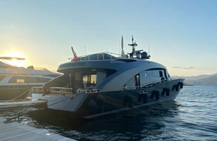 (FOTO) Roberto Cavalli con il suo yacht fa sosta al Porticciolo di Arbatax