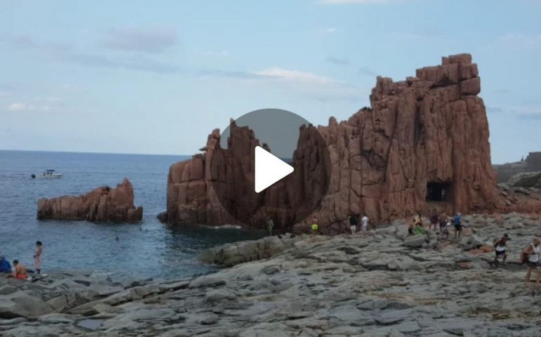 (VIDEO) Ogliastra, il maltempo non spaventa i bagnanti alle Rocce Rosse (Arbatax)