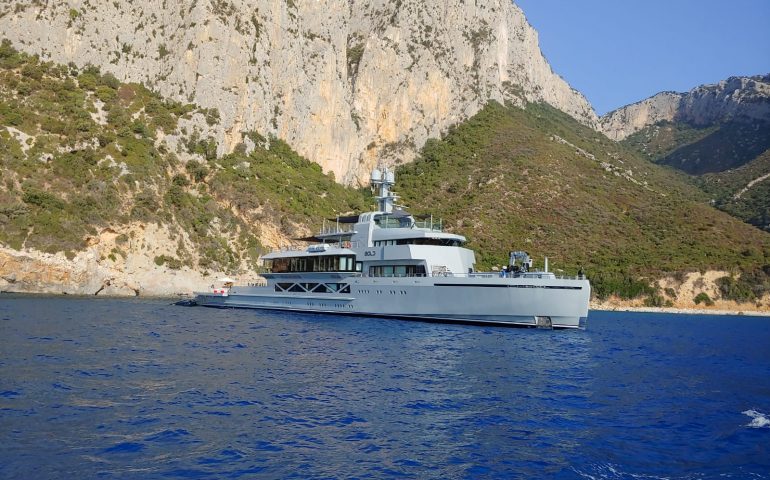 Nelle acque di Pedra Longa uno yacht da 100 milioni di euro. Ecco a voi il Bold