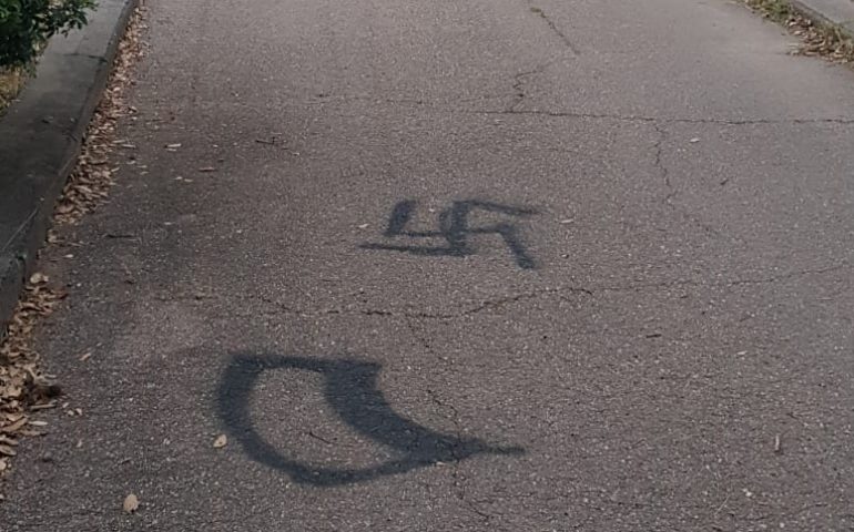 (FOTO) Tortolì, al parco La Sughereta disegnata sull’asfalto una svastica