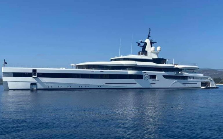 (FOTO) Ogliastra, lo yacht da sogno Lady S del magnate Dan Snyder nella baia di San Gemiliano (Tortolì)