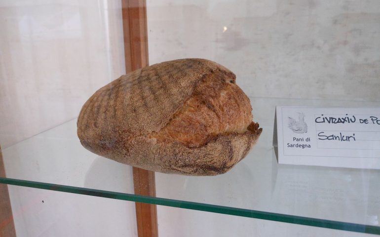 Lo Sapevate? Su “civràxu” è legato a una curiosa leggenda: il pane che unisce storia di Sardegna e di Roma