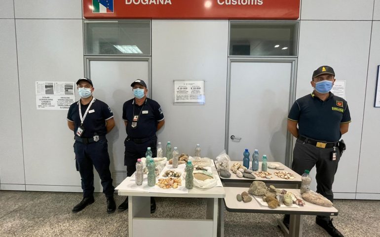 Sardegna depredata: sequestrati in aeroporto 10 kg di sabbia, 240 conchiglie e 1.300 sassolini