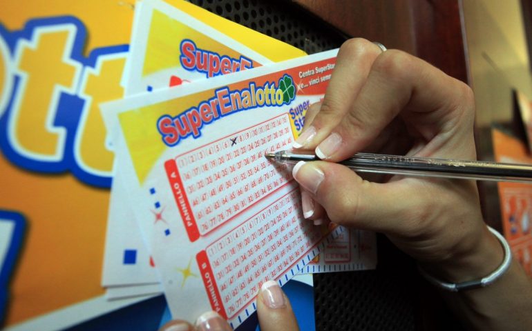 La fortuna bacia Tortolì: vinti 260mila euro al Superenalotto