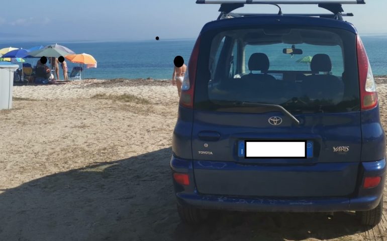 Parcheggia l’auto in spiaggia sulla sabbia e va a farsi una gita in gommone: sanzionato un uomo