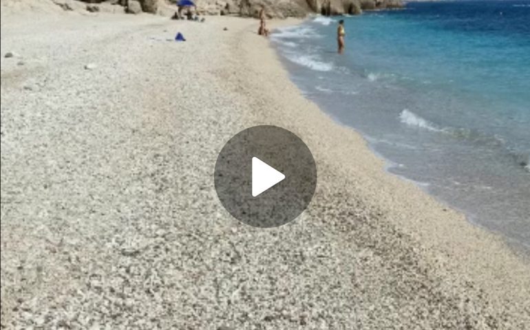 (VIDEO) Ogliastra, un tuffo nella bellissima spiaggia di Cala Sisine (Baunei)