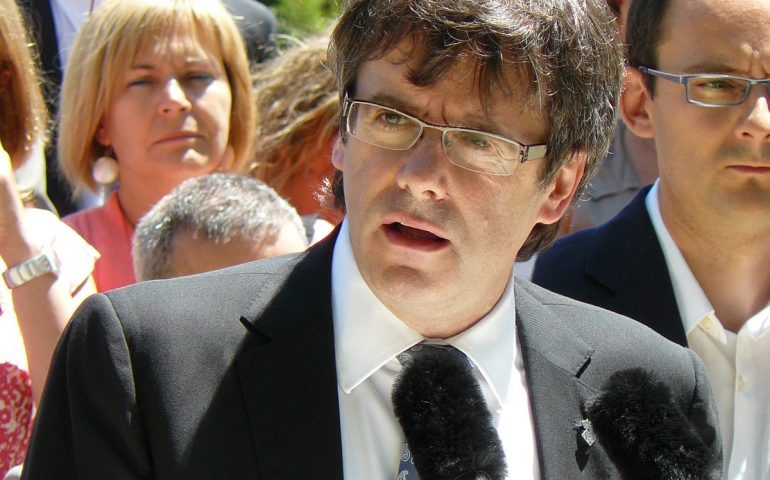 L’ex leader catalano Puigdemont arrestato ad Alghero. Il giudice ordina la scarcerazione ma dovrà restare in Sardegna