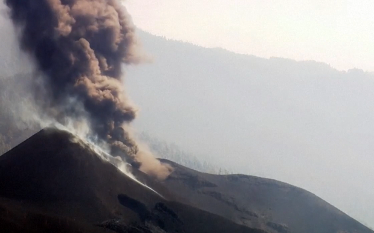 Eruzione alle Canarie: allarme in Sardegna per la nube vulcanica di polveri e gas