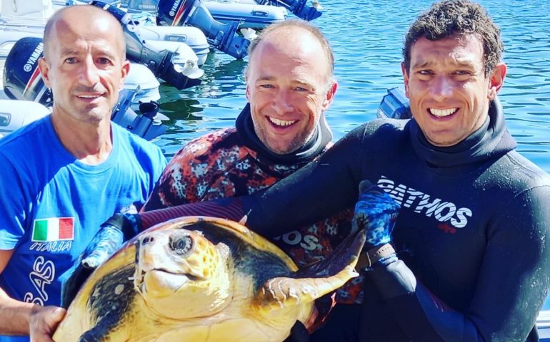 (VIDEO) Mondiali di pesca in apnea ad Arbatax, due atleti liberano tartarughe impigliate in reti abbandonate