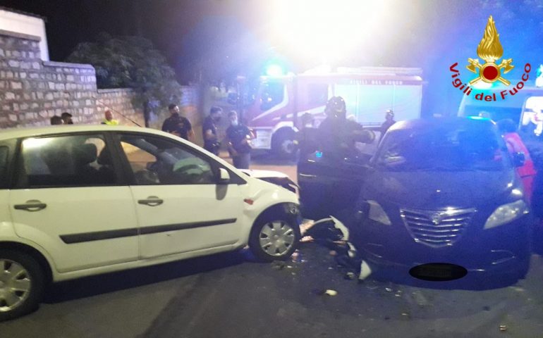 Nuoro, violento scontro tra due auto: tre feriti in ospedale