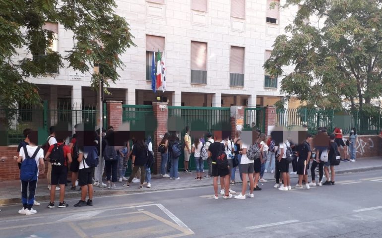 Suona la campanella, inizia l’anno scolastico in Sardegna: quasi 200mila studenti sui banchi e docenti col green pass