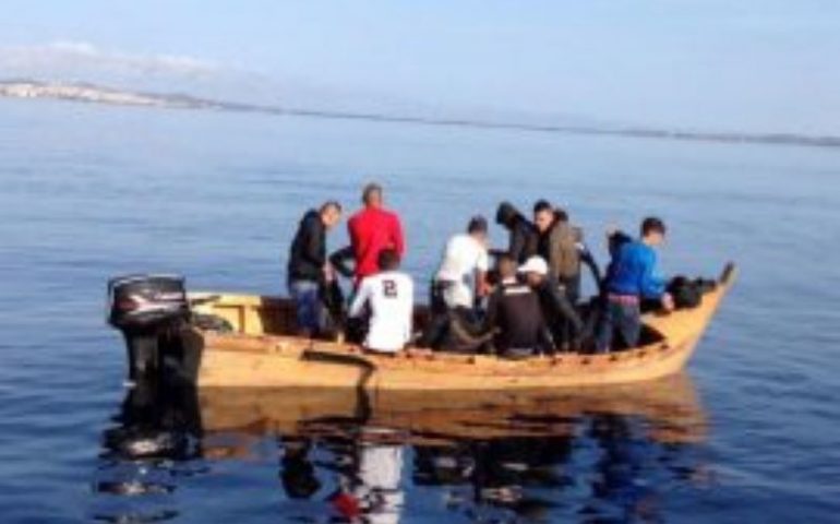 Sardegna, intercettati nella notte 12 migranti algerini. Nel gruppo anche due bimbi