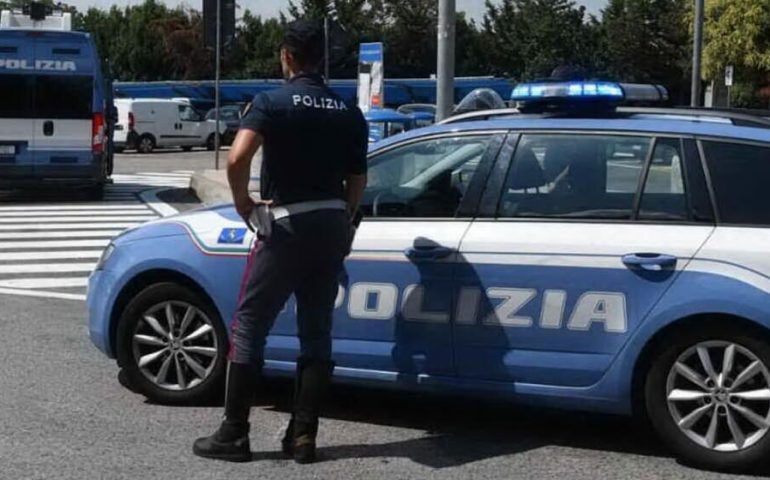 Paura sulla Statale 131 per un minore in contromano: la Polizia evita una tragedia