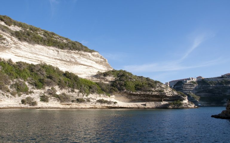 Pescano in un’area marina protetta: tre pescatori sardi estradati in Francia