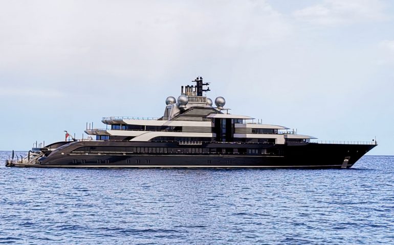 “Sfila” nelle acque del golfo di Arbatax “Crescent” il super yacht da nababbi
