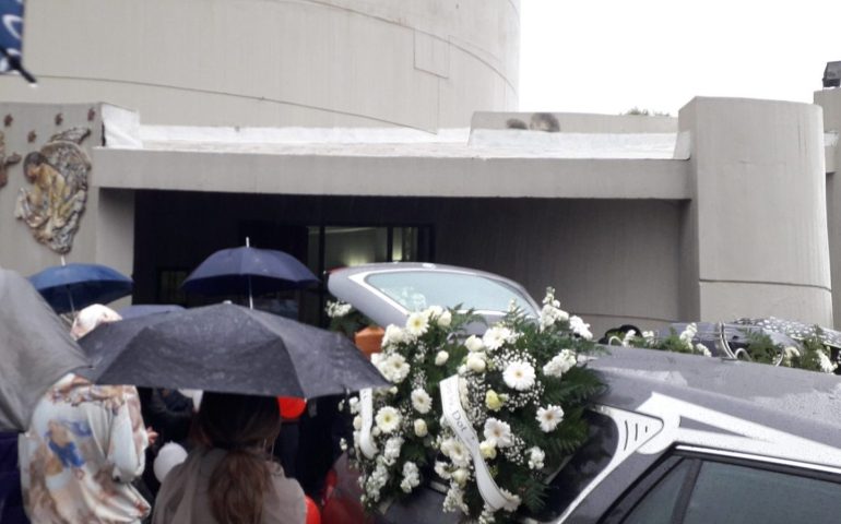 Sotto la pioggia, calde lacrime ai funerali del rapper Micheli: “Nicola vivrà nella vita di altri”