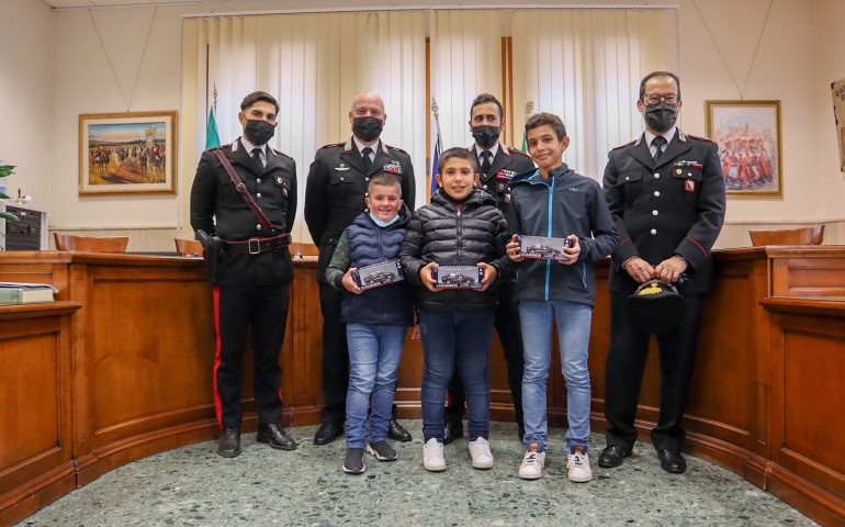 Salvano il compagno intrappolato dal cancello: premiati tre giovanissimi a Fonni