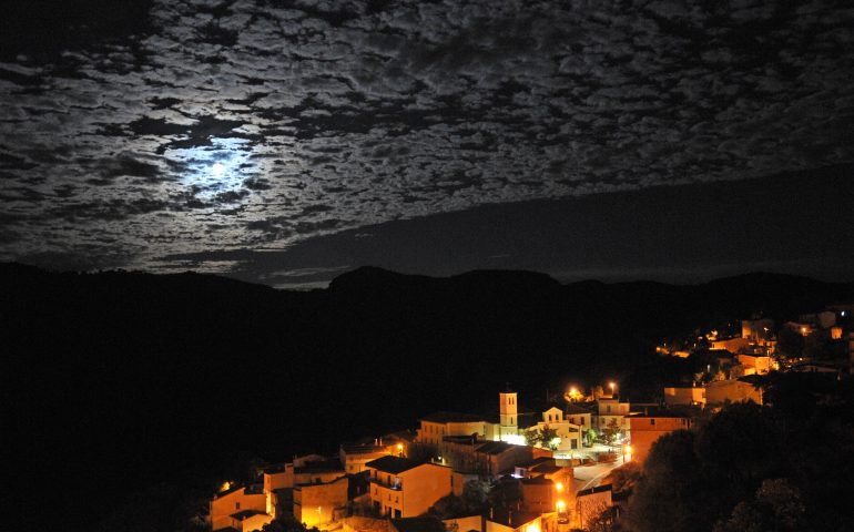 Le foto dei lettori. Una magnifica luna nascosta tra le nuvole illumina la notte di Ussassai