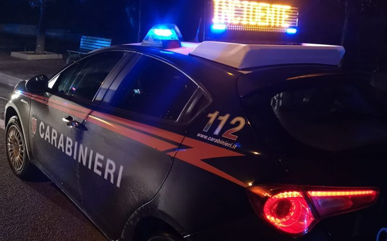 Va fuori strada con l’auto e la passeggera rimane ferita: automobilista denunciato per lesioni personali gravi