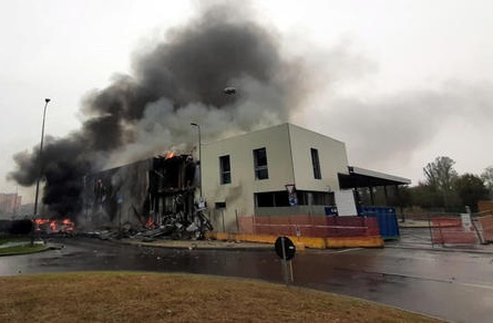 Aereo diretto in Sardegna precipita su una palazzina del milanese. 8 morti, anche un bimbo