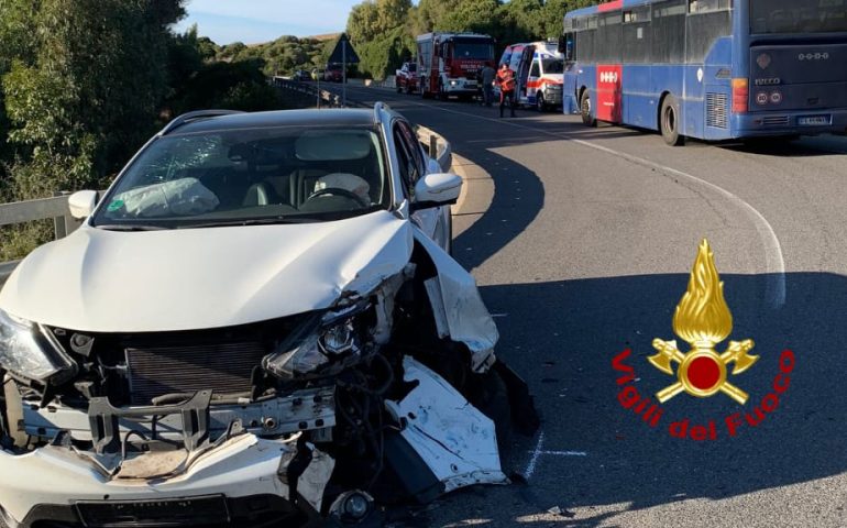 Sardegna, violento scontro tra pullman e auto: un ferito trasportato in ospedale