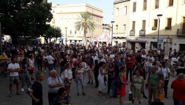 Manifestazione “no green pass” a Cagliari: secchiata d’acqua centra il corteo