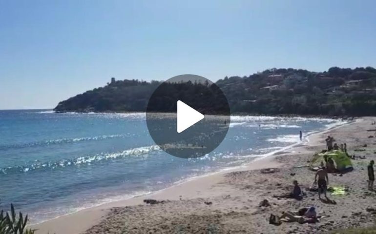 (VIDEO) Ogliastra, cielo terso e alte temperature: ancora il bagno al mare a metà ottobre