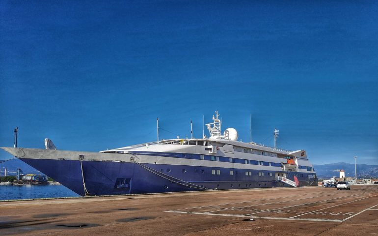 Arbatax, la nave da crociera CLIO sbarca al molo di Levante: i passeggeri ora in giro per l’Ogliastra