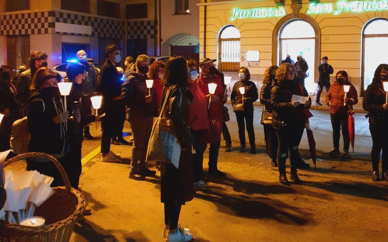 Un corteo luminoso ieri per le vie di Tortolì per dire No alla violenza contro le donne