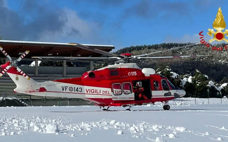 (VIDEO) Neve in Sardegna, forestale bloccato in un rifugio da due giorni: soccorso in elicottero