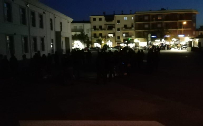 Tortolì, un piccolo gruppo di manifestanti in piazza ( al buio) contro il green pass
