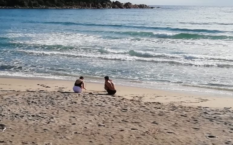 La foto del giorno. Ogliastra, 16 novembre: c’è chi si concede un bagno al mare