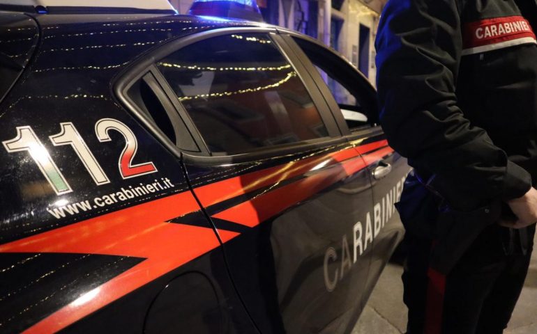Tortolì, 37enne ubriaco danneggia le auto e aggredisce i passanti: arrestato