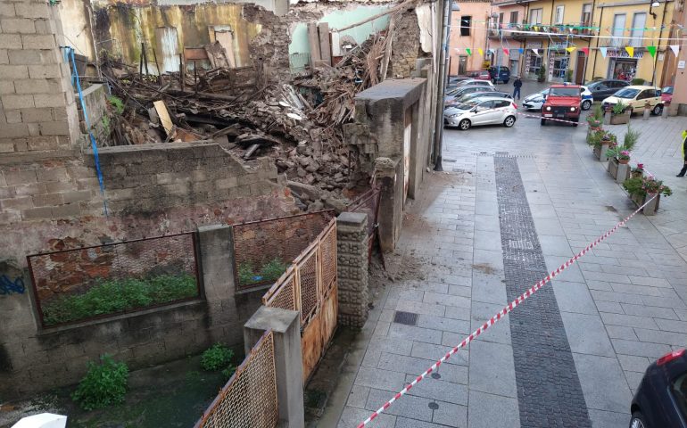 Tortolì, crolla una casa in pieno centro. Vigili del fuoco al lavoro