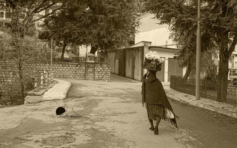 Le foto dei lettori. Gairo, in marcia con i crisantemi per omaggiare i defunti del paese