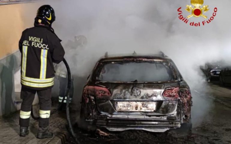 Incendio doloso nella notte a Nuoro: auto distrutta dalle fiamme
