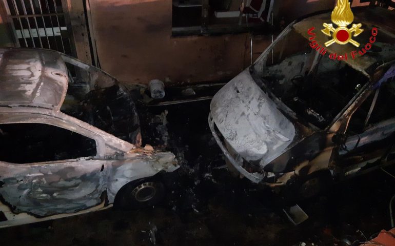 Lanusei, incendio doloso in pieno centro: in fiamme i mezzi dell’azienda a servizio della provincia