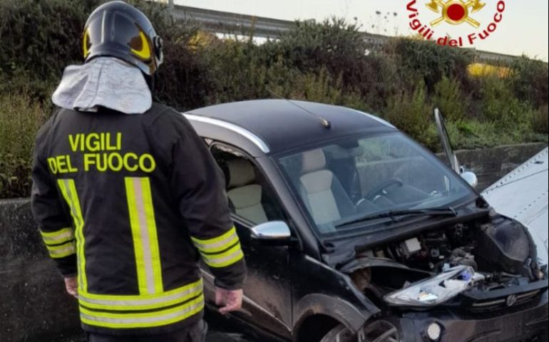 Incidente all’alba: 17enne a bordo di una minicar esce di strada e si schianta contro un muro