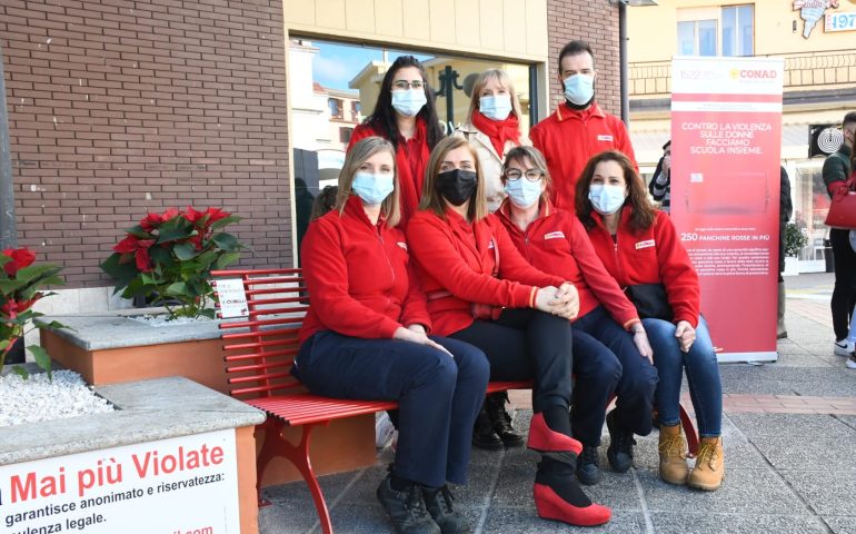 (PHOTOGALLERY) Conad dona a Tortolì due panchine rosse, simbolo della lotta alla violenza di genere