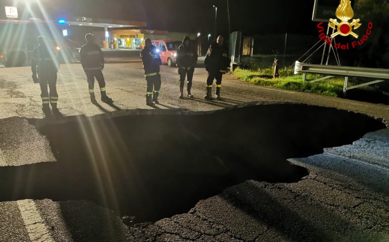 (FOTO E VIDEO) Maltempo in Sardegna: si apre una gigantesca voragine nella strada provinciale