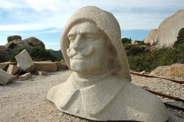 Lo sapevate? Sull’isola di Santo Stefano c’è la statua gigantesca incompiuta di un gerarca fascista