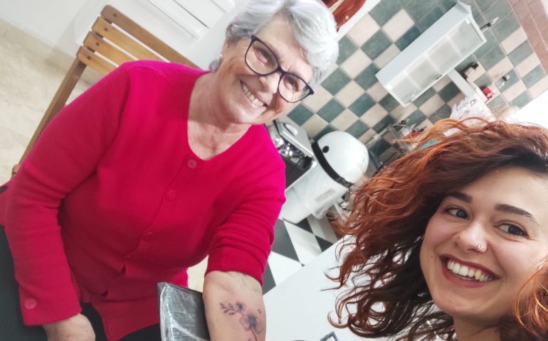 Tortolì, Franca fa il primo tattoo a 75 anni e a tatuarla è la nipote Rebecca